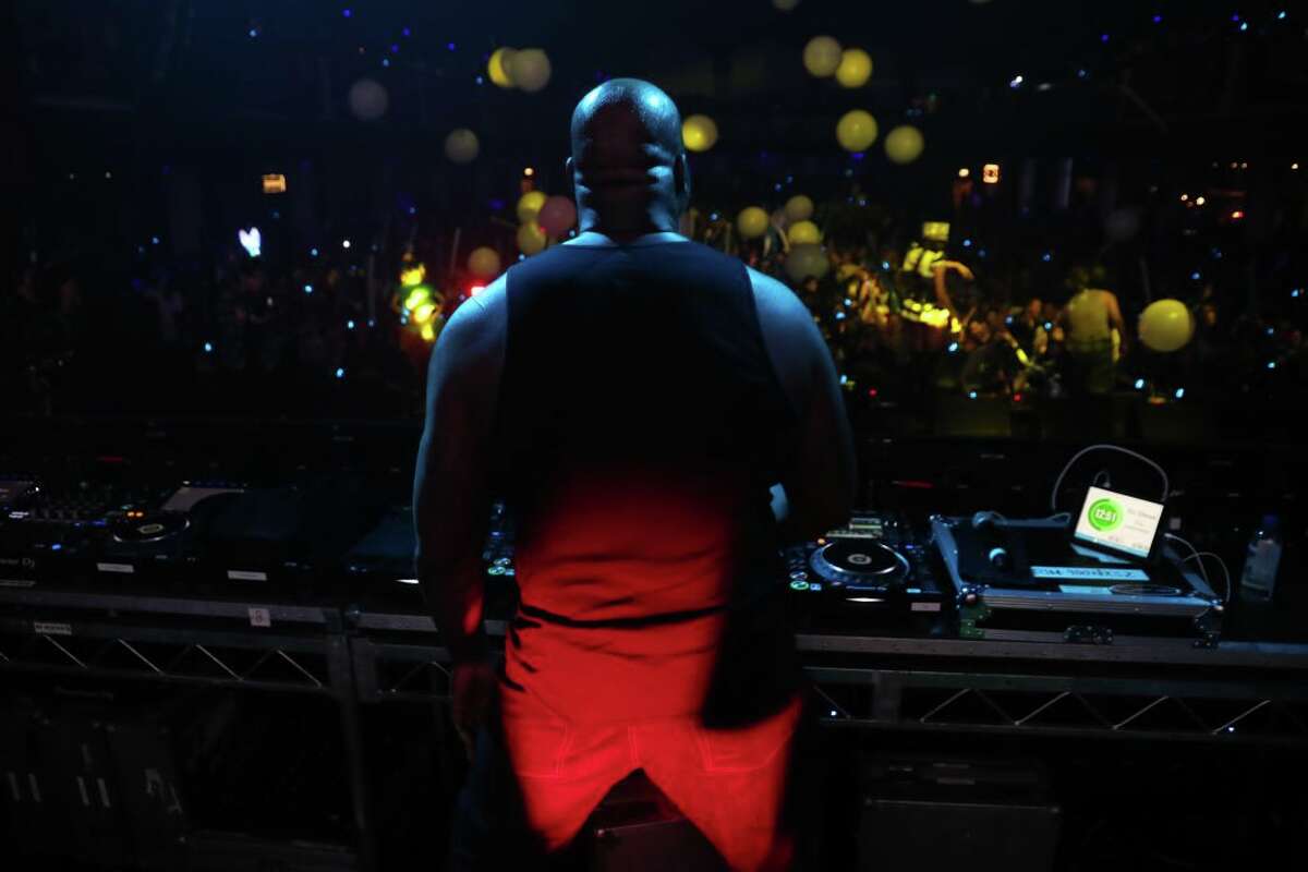 Shaquille O'Neal, también conocido como DJ Diesel, se presenta en el escenario durante Shaq's Fun House presentado por FTX en el Shrine Auditorium and Expo Hall el 11 de febrero de 2022 en Los Ángeles, California. 