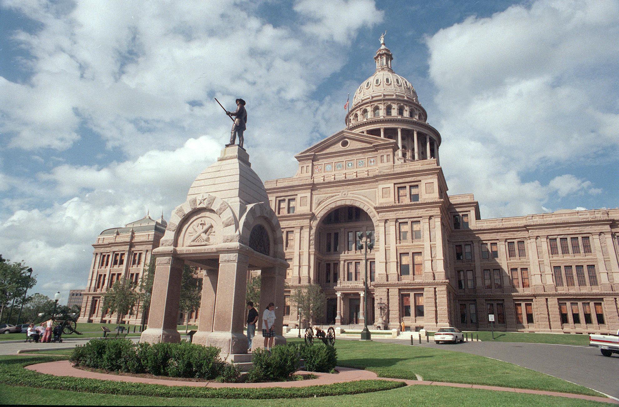 Texas lawmakers seek to legalize water cremation