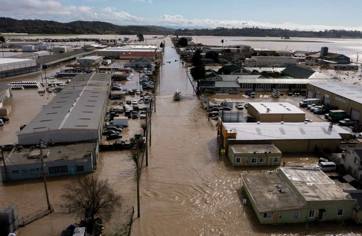 一处堤坝决口导致帕加罗(蒙特雷县)市中心发生洪水。