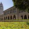 2022年6月28日星期二，加州斯坦福大学瓦伦堡大厅上方的胡佛塔。