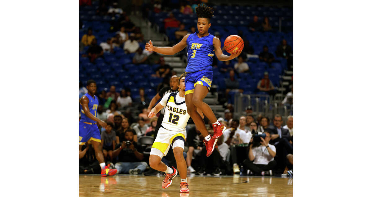 Houston Washington Odis Carter (3) grabs an outlet pass in front of Oak Cliff Faith Family Academy Kingston Willis (12). Dallas Oak Cliff v Houston Washington in boys 4A final on Saturday, March 11, 2023 at the Alamodome.