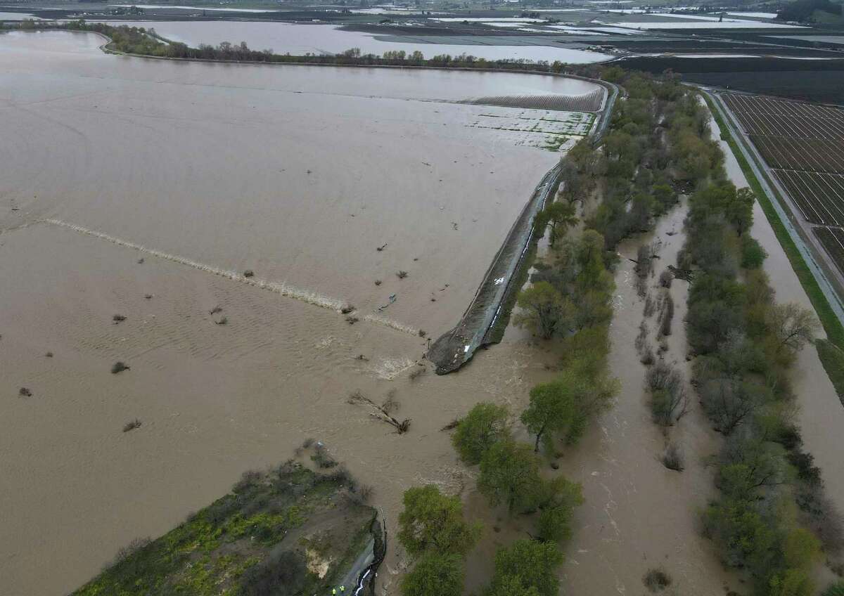 这张航拍照片显示，周日，帕加罗河的河水流入帕加罗山谷的蒙特利县田地。