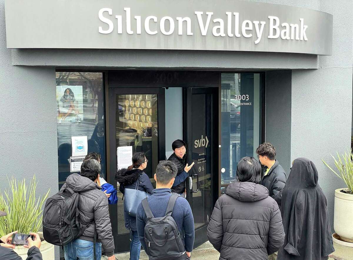 一名工作人员告诉客户，硅谷银行总部周五在圣克拉拉关闭。拜登总统说，在联邦政府接管该银行期间，两家银行的高管将被解雇。