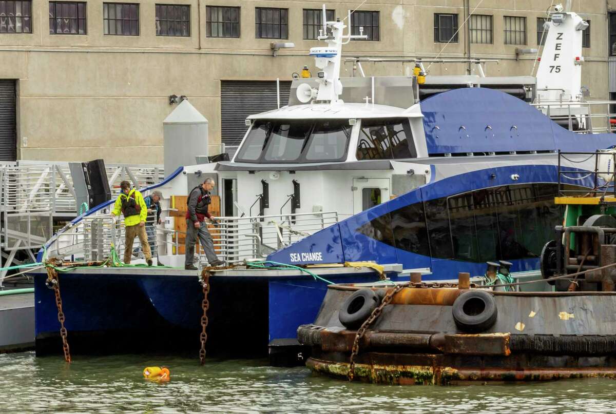 人员安全的海洋变化后拖到码头9周日在旧金山。经过多次延误在大流行期间,第一个氢燃料电池驱动的渡轮将首次在旧金山海滨。