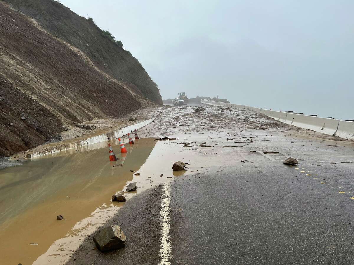 蒙特雷县1号高速公路因最近的风暴而受损。此外，潜在的危险天气正在向中部海岸逼近。