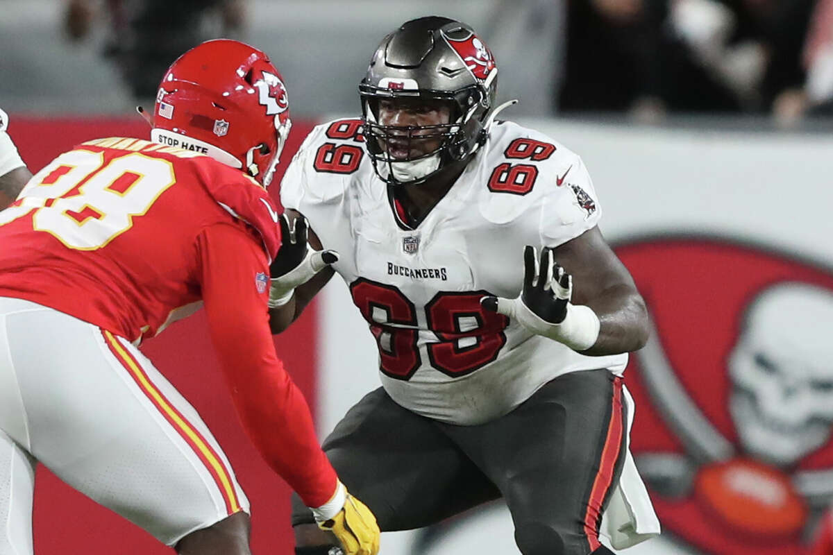 Story photo for Shaq Mason brings veteran touch to center of Texans' line