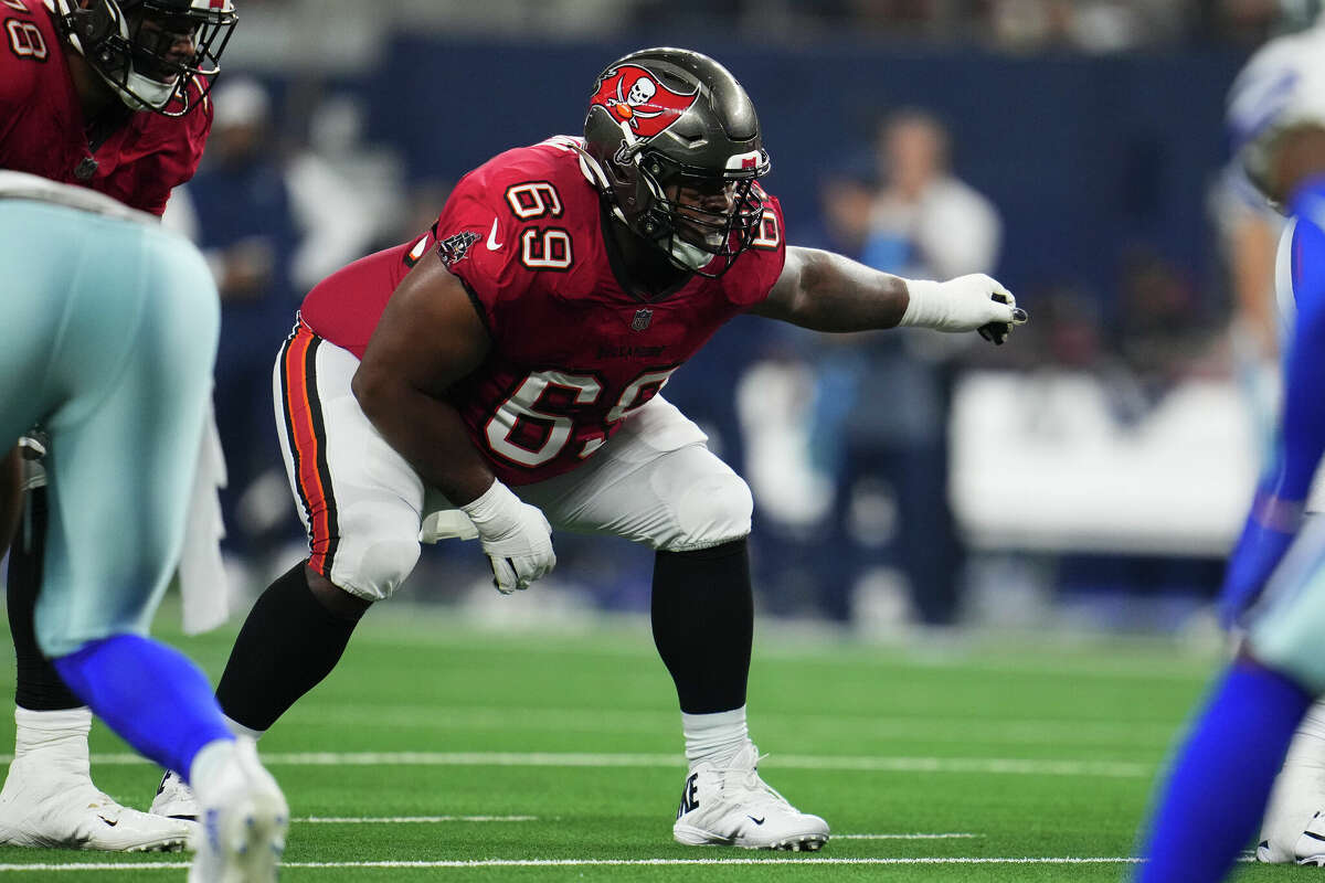 Shaq Mason #69 of the Tampa Bay Buccaneers signals against the Dallas Cowboys at AT&T Stadium on September 11, 2022 in Arlington, TX.