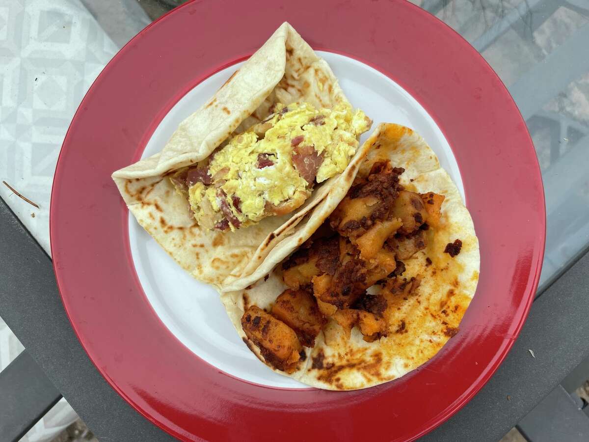 Los tacos en Cholula's Mexican Grill incluyen tocino, huevo (izquierda), papa y chorizo. 