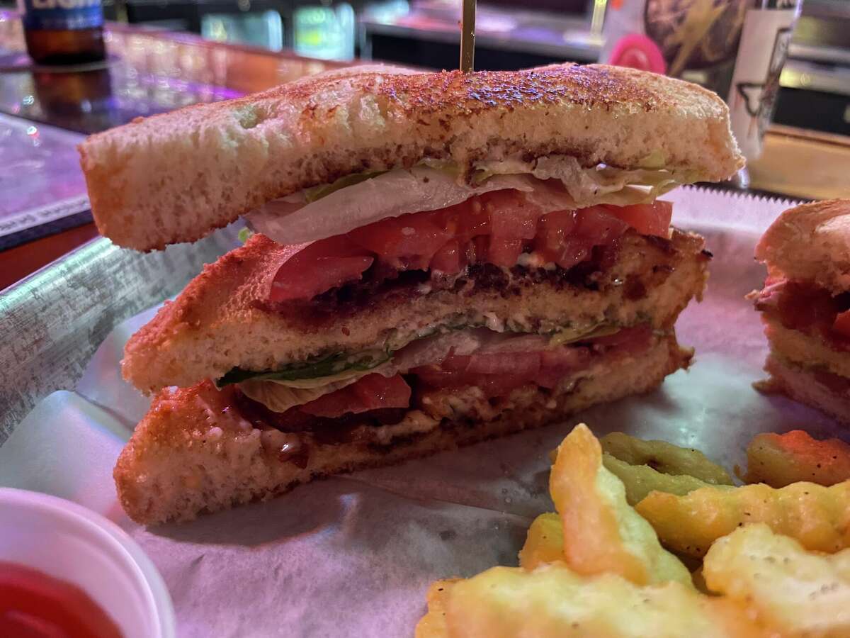 En Pancho's Y Sancho's en Broadway, el BLT es un sándwich de tres pisos lleno de toneladas de tocino. 