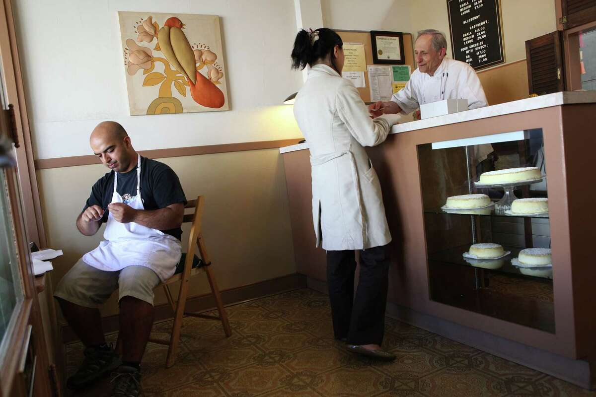 2012年，山姆·赞泽在旧金山的赞泽芝士蛋糕店与顾客交谈。