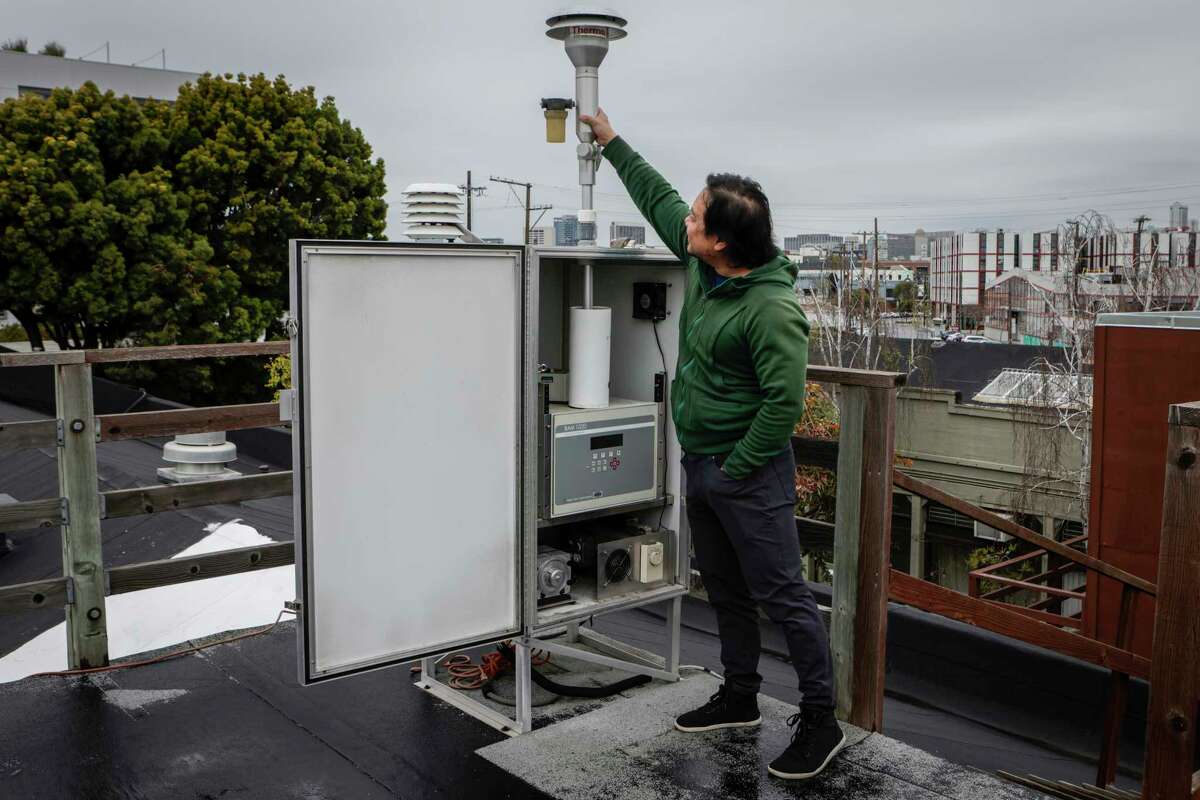 在旧金山海湾地区空气质量管理区的设施中，操作员Michael Kong正在调整用来过滤空气颗粒的过滤器。登录必赢亚洲3月15日，BAAQMD预计将对一项非常雄心勃勃的计划进行投票，以大幅减少家用炉和热水器的排放。