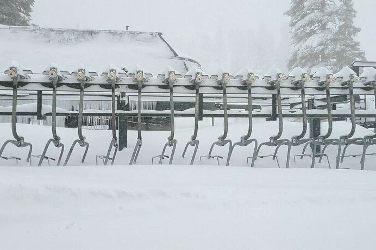 在南太浩湖的天堂滑雪场，缆车被淹没在雪中。