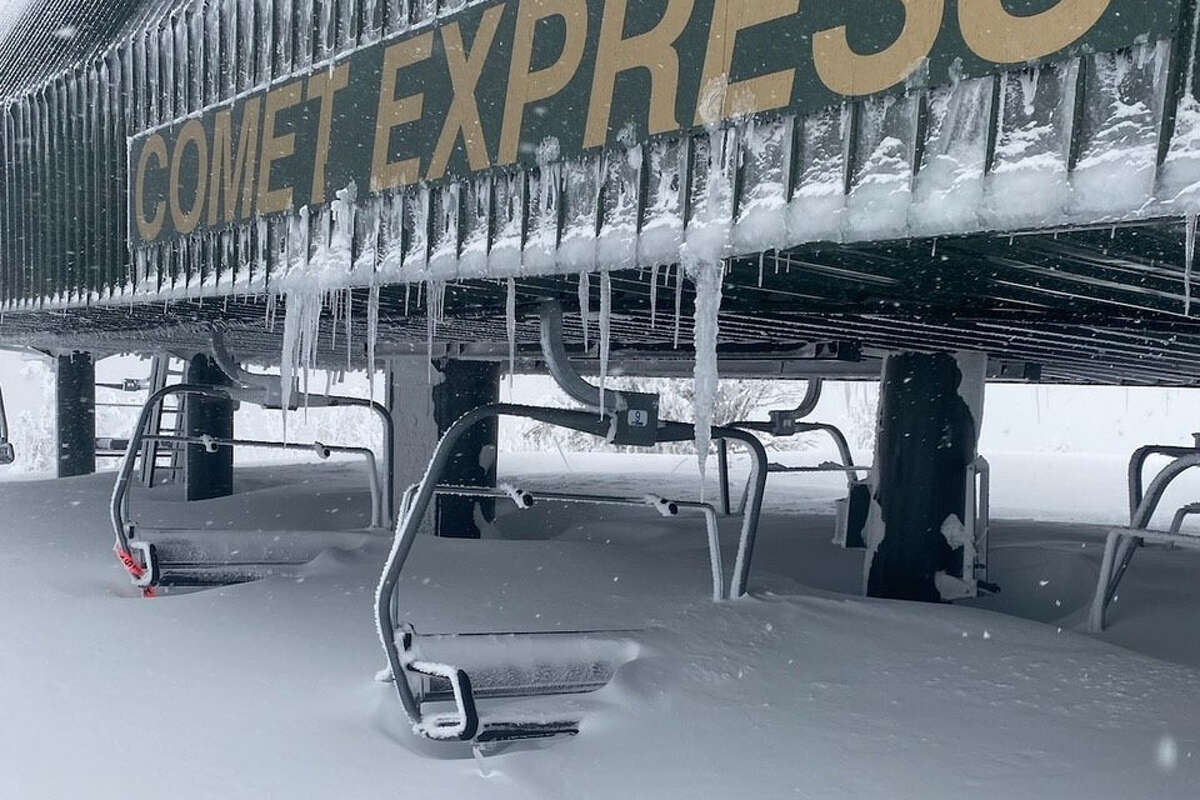 在南太浩湖的天堂滑雪场，缆车被淹没在雪中。