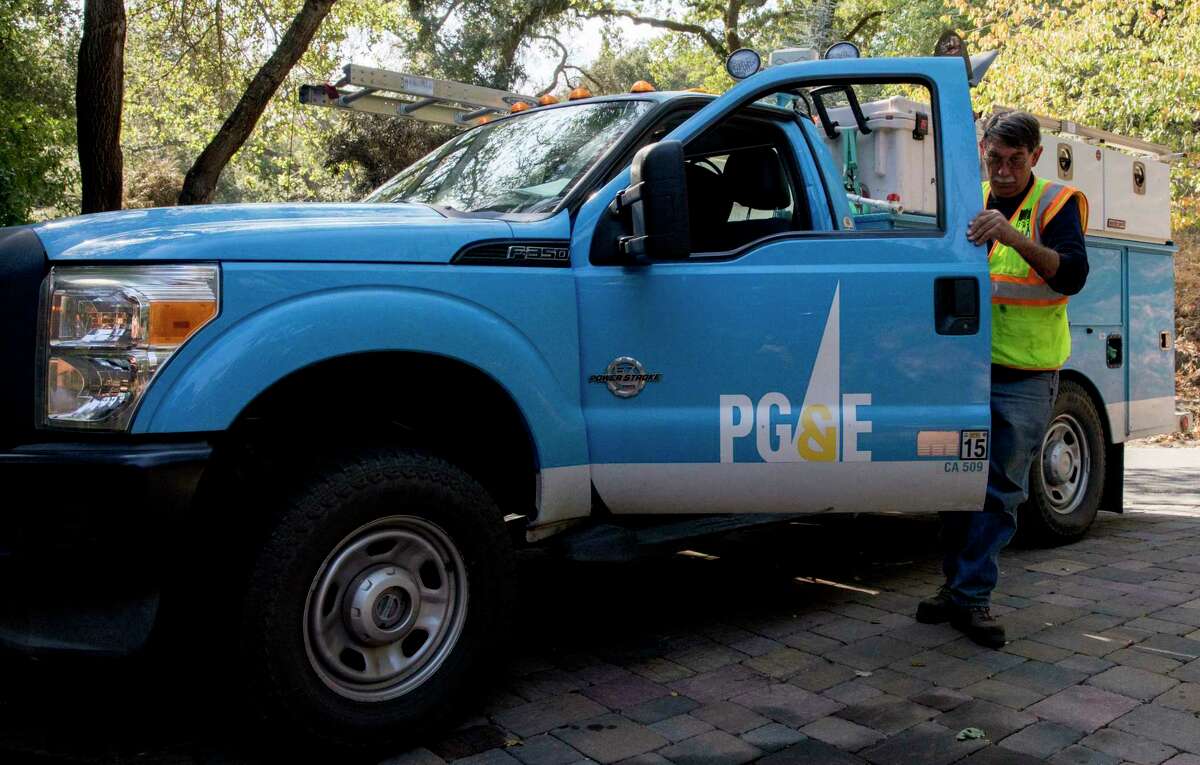 太平洋天然气和电力公司(Pacific Gas & Electric Co.)的工作人员里克·贝特尔(Rick Bertel)在加利福尼亚州拉斐特检查电线损坏情况时，从他的卡车上下来监控电表。在一场强烈的暴雨和风暴后，近275,000名PG&E客户断电。