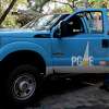 2019年10月11日星期五，PG&E公共安全停电后，PG&E工作人员里克·伯特尔(Rick Bertel)在加利福尼亚州拉斐特的山茶花巷(Camellia Lane)检查电力表时，离开他的卡车监控电表。