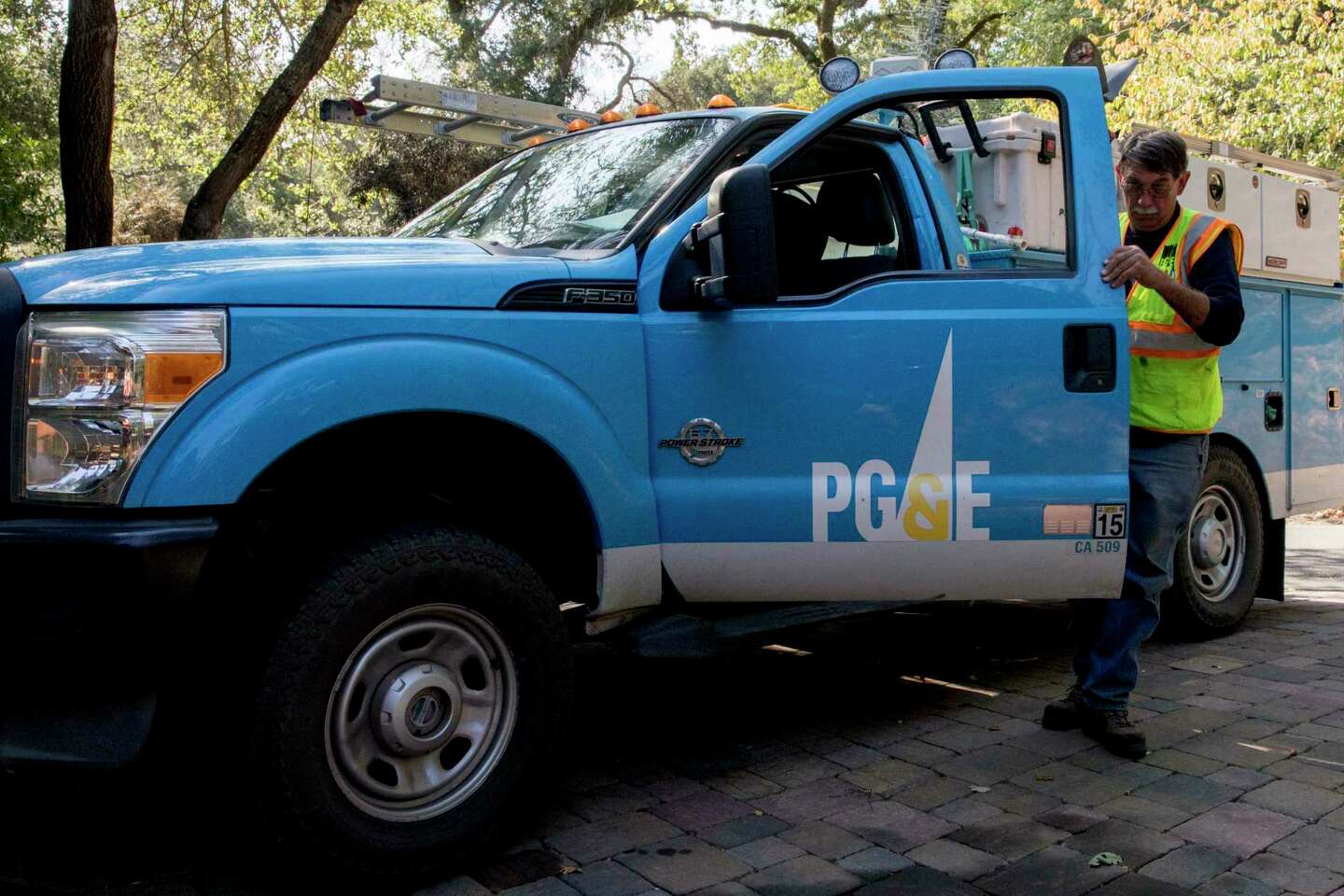 PG&E Bay Area outages 200,000 still without power