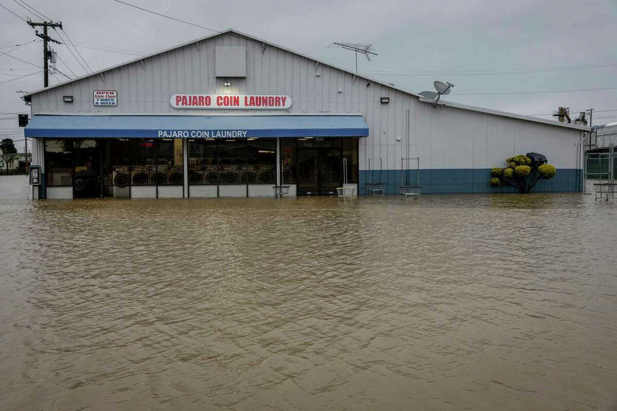 来自决堤的河水淹没了帕加罗萨利纳斯路的帕加罗投币洗衣店。蒙特雷县警长办公室表示，由于“危及生命的山洪暴发”，超过1000人被迫撤离。