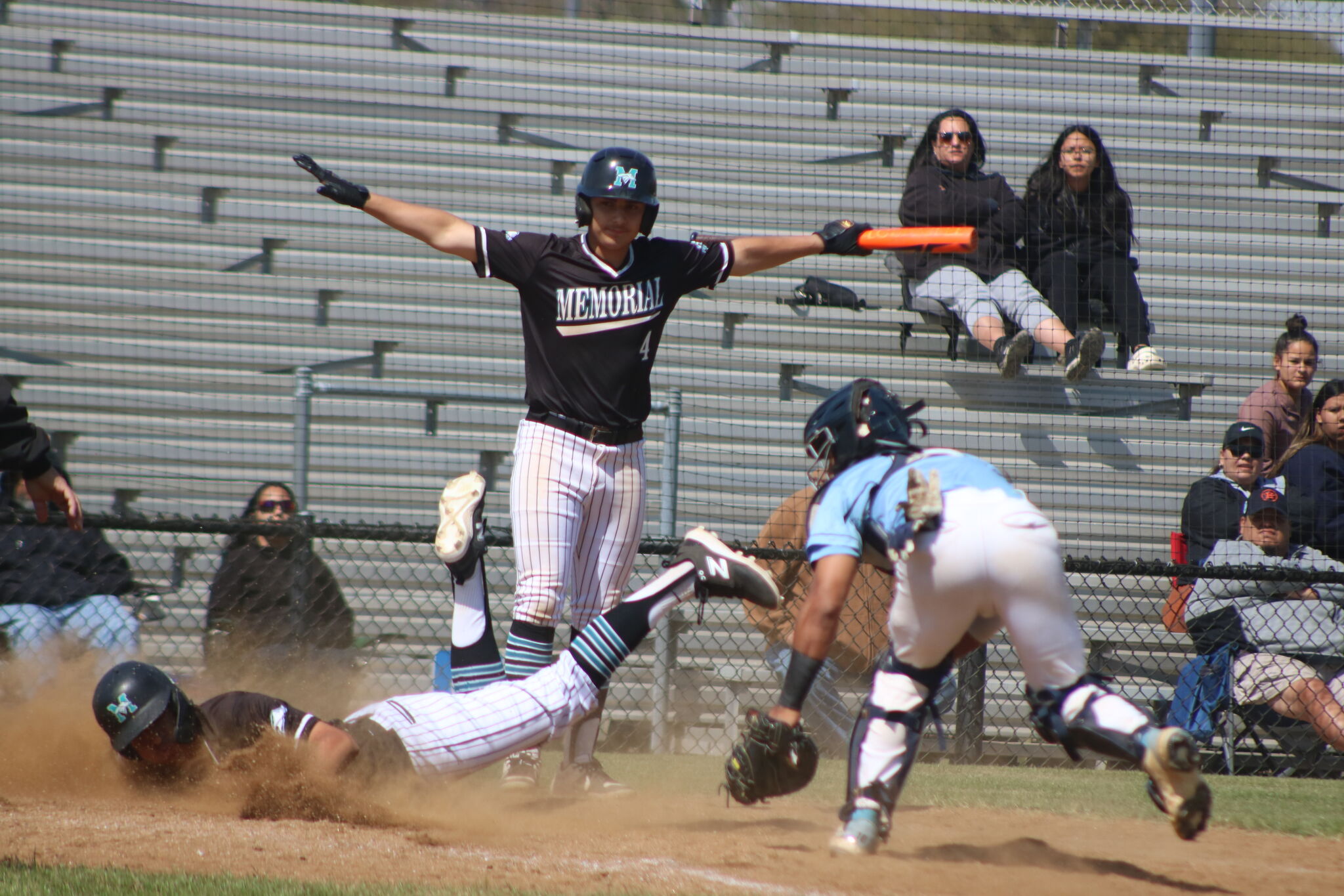 Texans pin rare loss on Memorial thanks to some clutch hitting