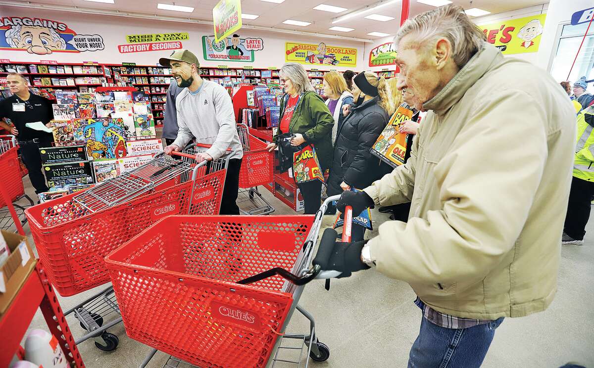 Granite City crowds welcome opening of Ollie's Wednesday morning