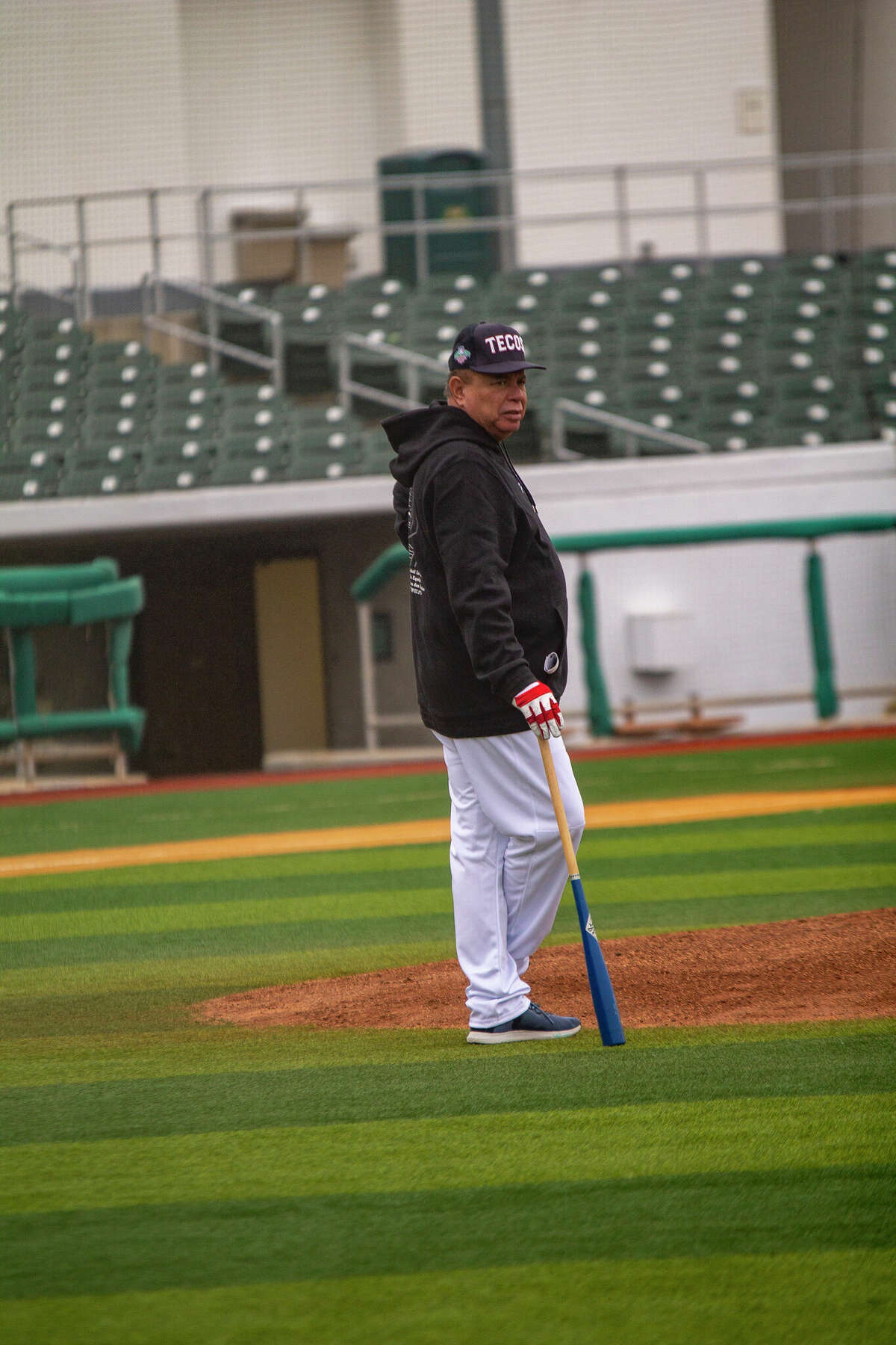 Manager Felix Fermin is back to lead the Tecolotes Dos Laredos this season.