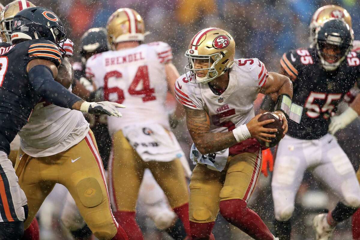 San Francisco 49ers’ Trey Lance scrambles in 4th quarter of Chicago Bears’ 19-10 win during NFL game at Soldier Field in Chicago, IL, on Sunday, September 11, 2022.