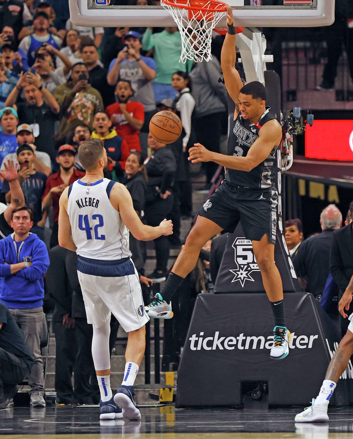 San Antonio Spurs Keldon Johnson (3) dunks against the Dallas Mavericks Dallas Mavericks defeated the San Antonio Spurs 137-128 in OT on Wednesday, March 15, 2023 at the AT&T Center.