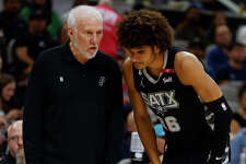 San Antonio Spurs head coach Gregg Popovich confers with San Antonio Spurs Dominick Barlow (26). Dallas Mavericks defeated the San Antonio Spurs 137-128 in OT on Wednesday, March 15, 2023 at the AT&T Center.