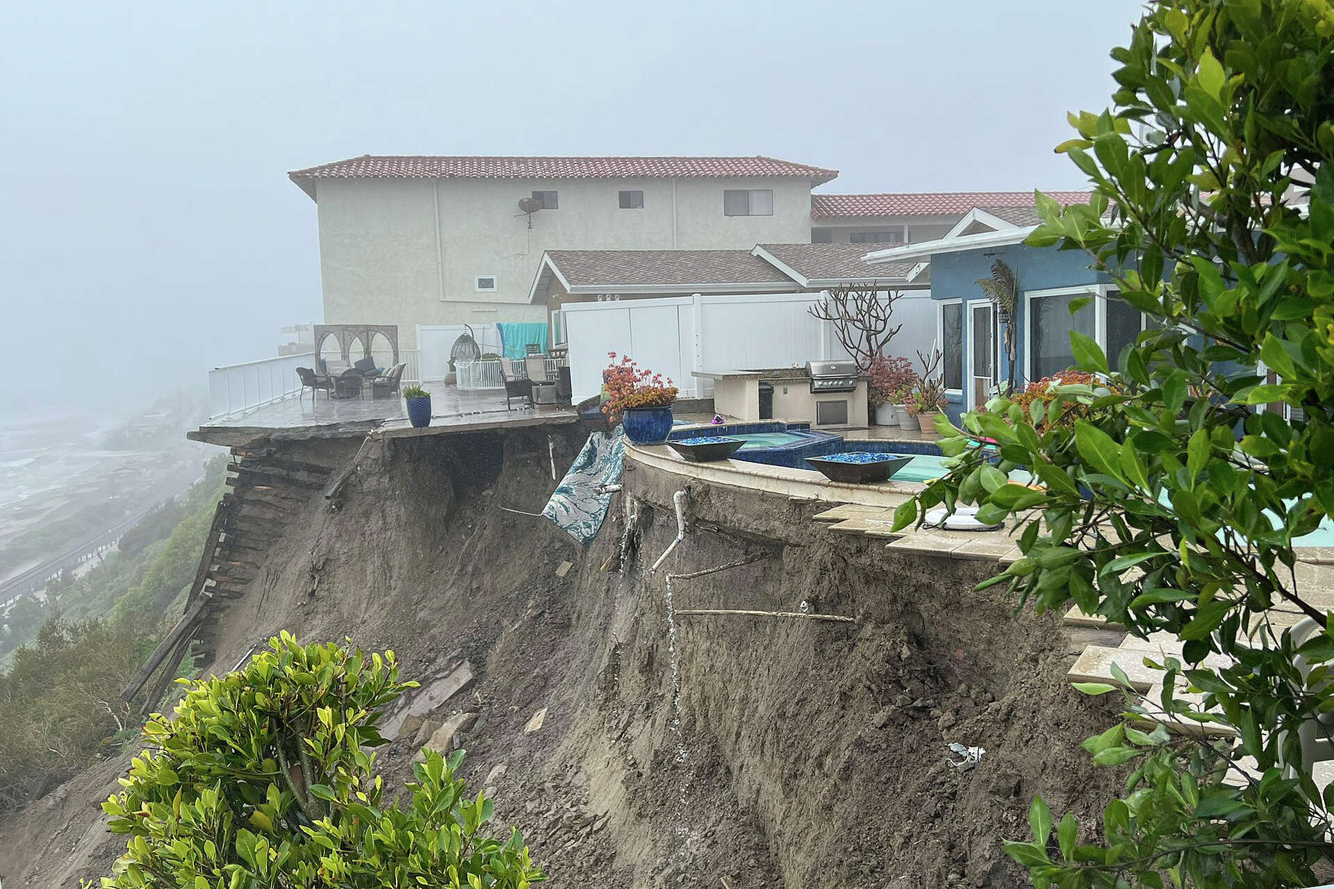 Calif. home and pool teeter on edge of cliff after landslide