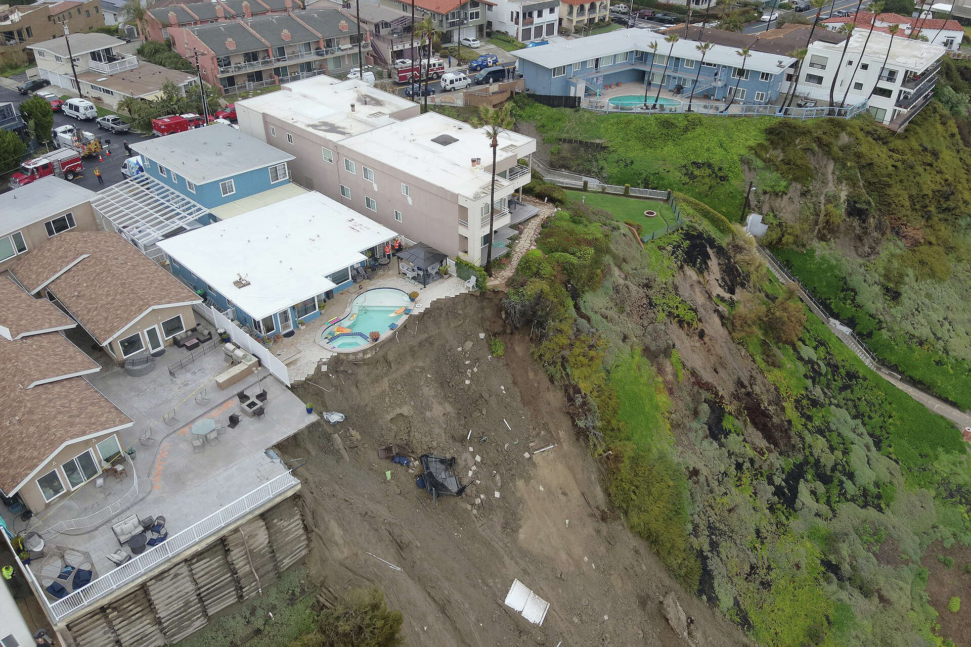 Calif. home and pool teeter on edge of cliff after landslide