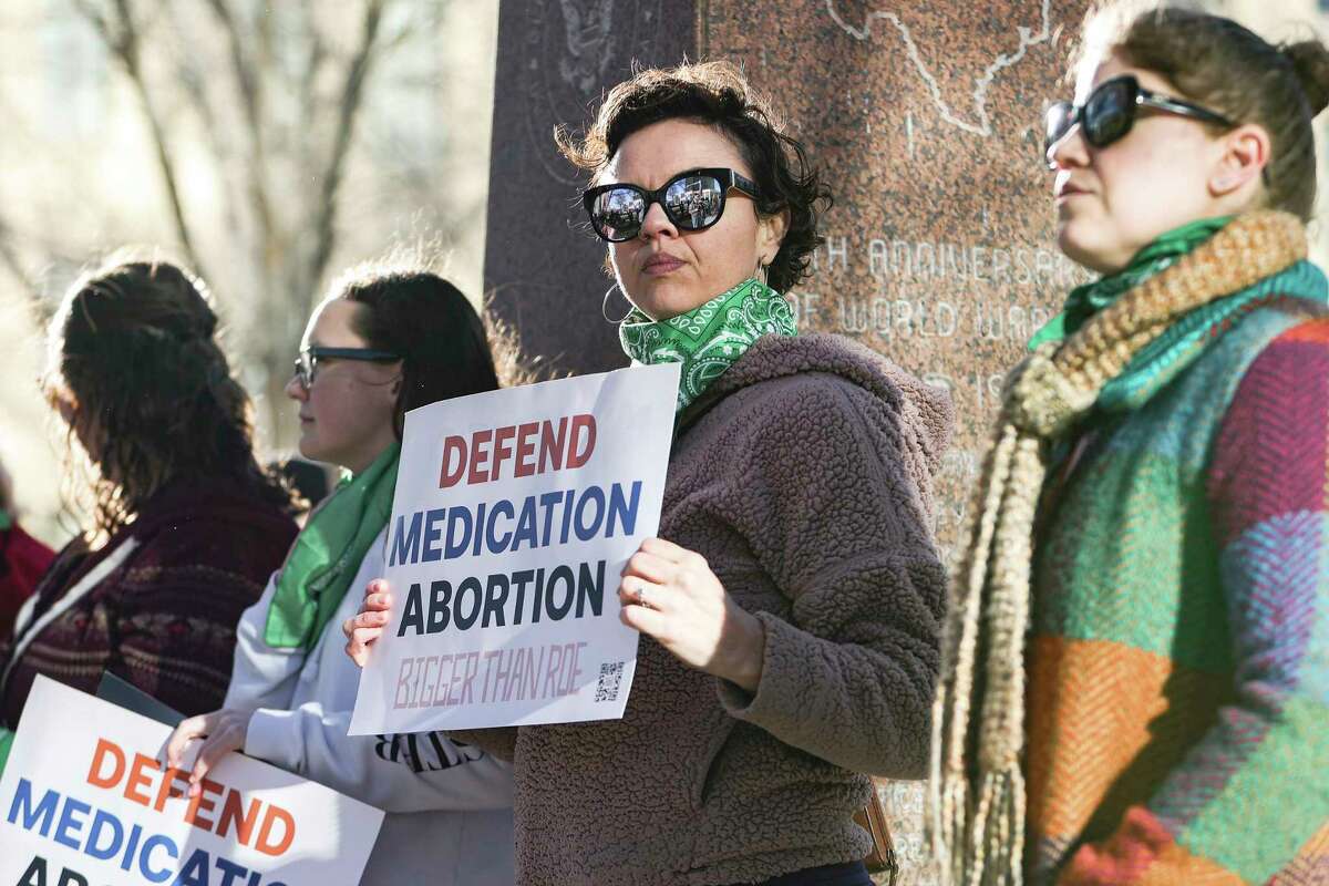林赛·伦敦在德克萨斯州阿马里洛联邦法院大楼前抗议，3月15日，一名保守派联邦法官在那里听取了一项寻求阻止获得堕胎药物的案件的辩论。