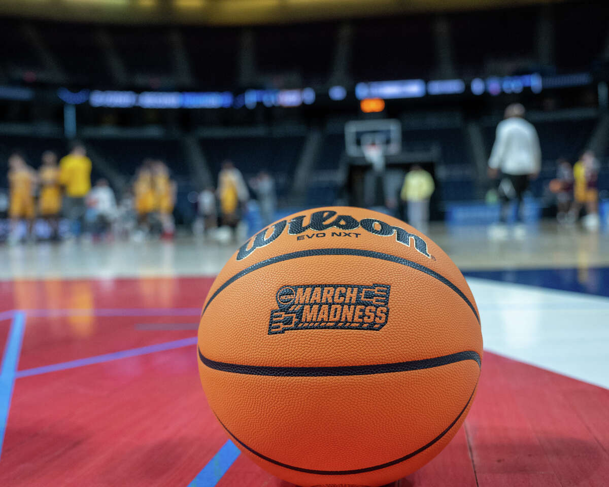 Dan Hurley keeping UConn relaxed ahead of NCCA opener vs. Iona