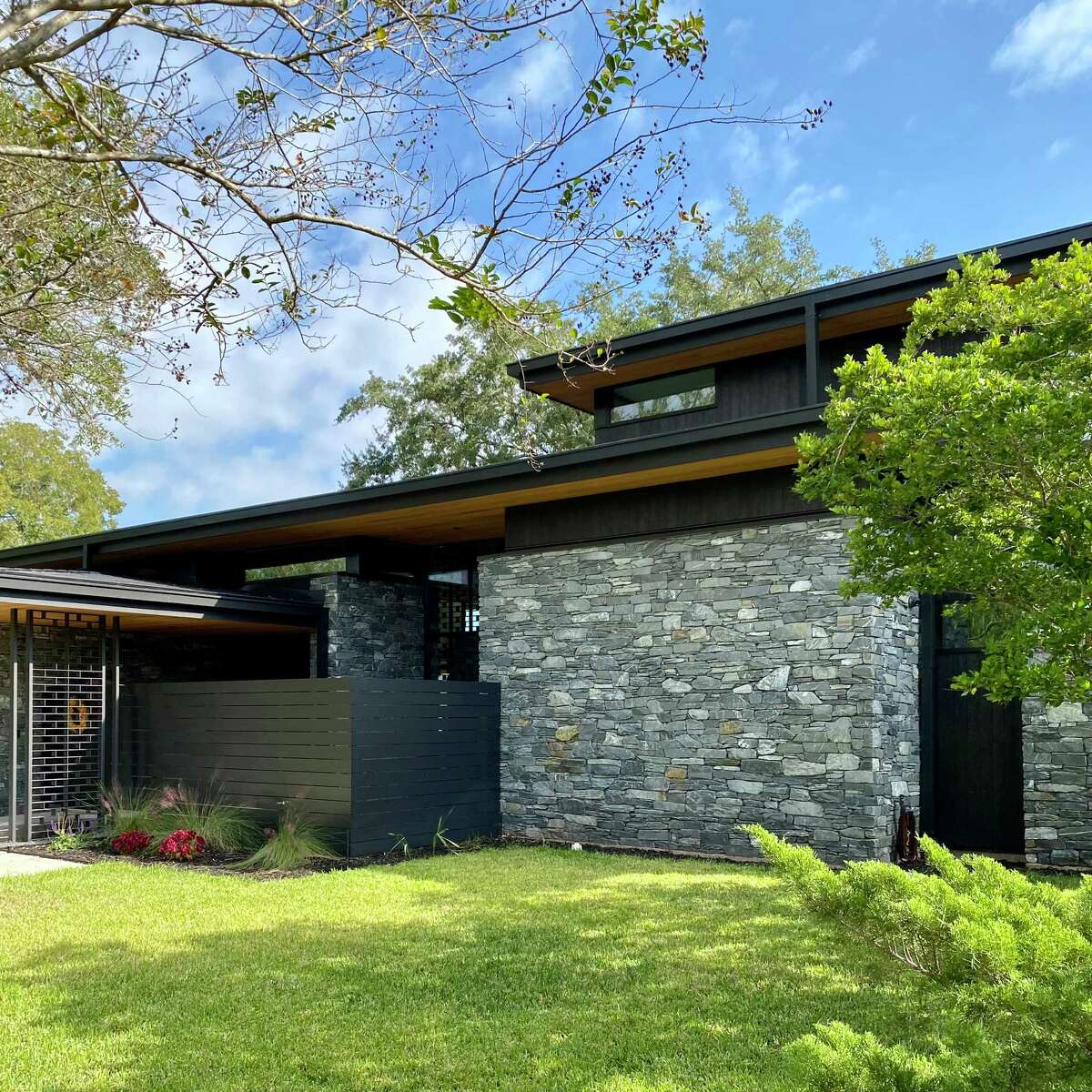 This home in Sugar Land, designed by studioMET, will be on the 2023 Modern Architecture and Design Society's Modern Home Tour.