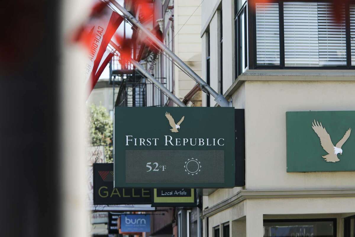 第一共和国银行(First Republic Bank)股价周一大幅下挫，各银行都在探索帮助这家陷入困境的银行的新方法。