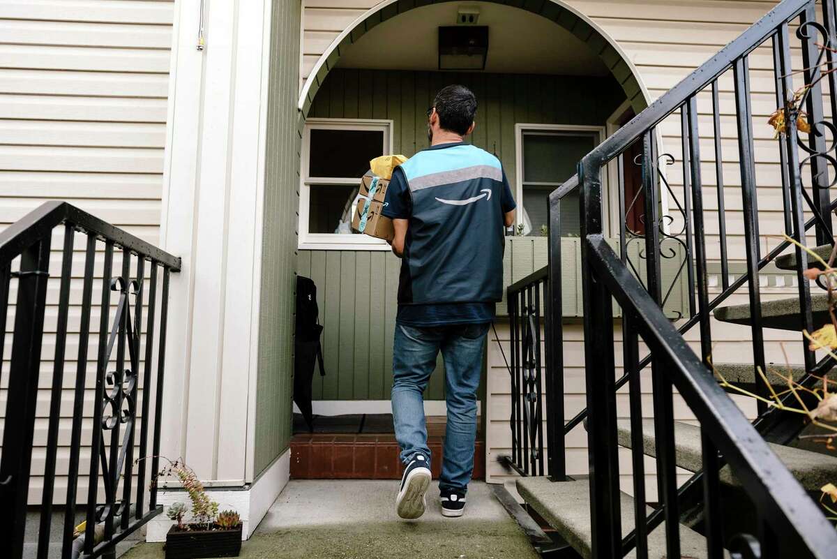 一名亚马逊送货员在奥克兰为居民送包裹，警方警告说，小偷打扮成亚马逊送货员强行进入人们的房子。
