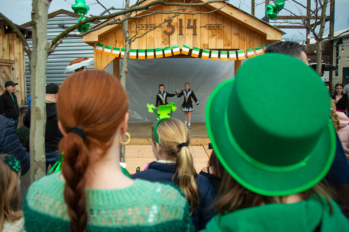 The crowd watches the Irish dancers at 314 Beer Garden in Norwalk on St. Patrick's Day 2023. (Photo by Jarret Liotta)