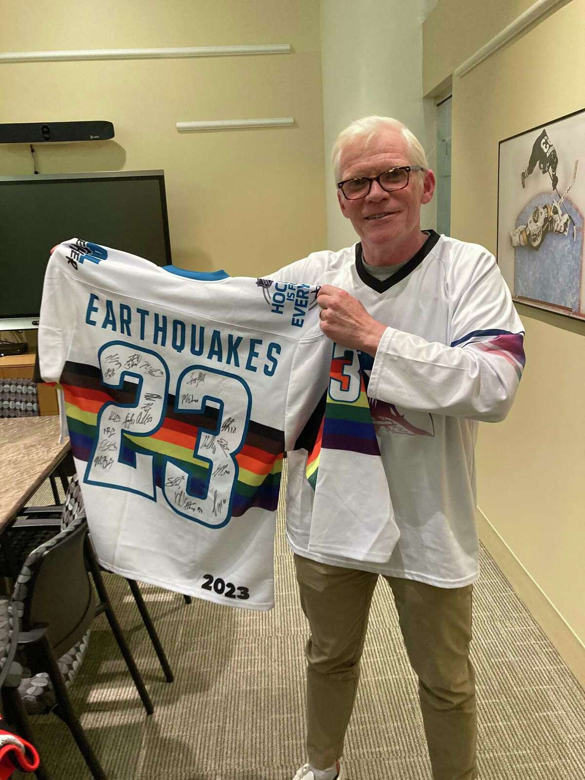 基兰·弗莱厄蒂(Kieran Flaherty)效力于旧金山地震队(San Francisco earthquake)，他展示了鲨鱼队球员的签名球衣。