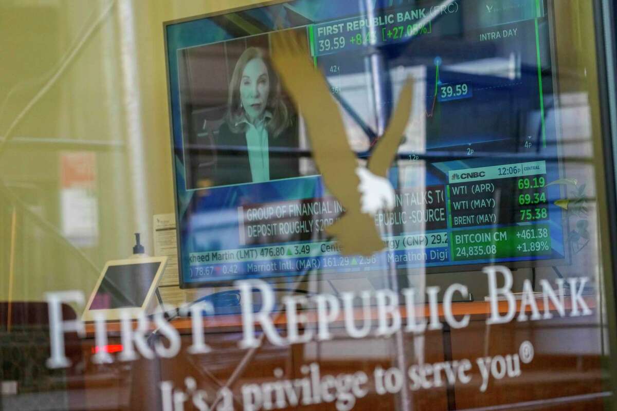 据报道，第一共和国银行的信用评级在一周内第二次被下调。曼哈顿第一共和国(First Republic)内的一台电视在本周早些时候播放金融新闻。