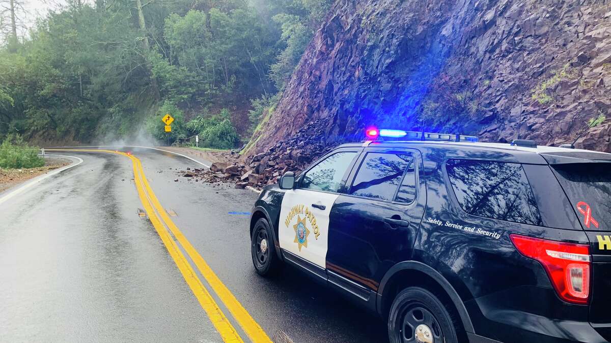 加州公路巡逻队表示，由于周日降雨导致山体滑坡，卡利斯托加和莱克县线之间的29号高速公路部分路段关闭。