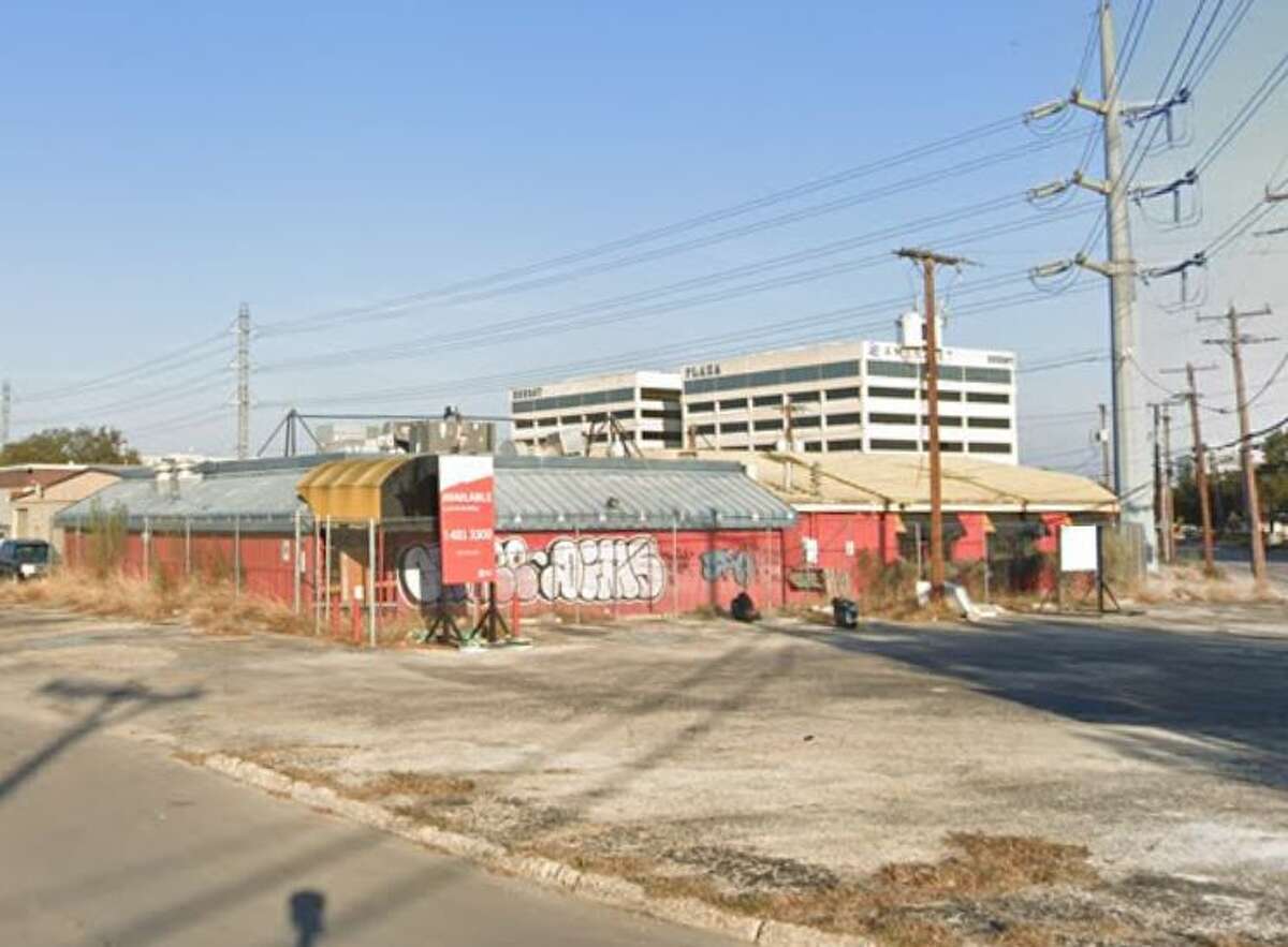 Fuddruckers grilling up plans for new San Antonio mall location