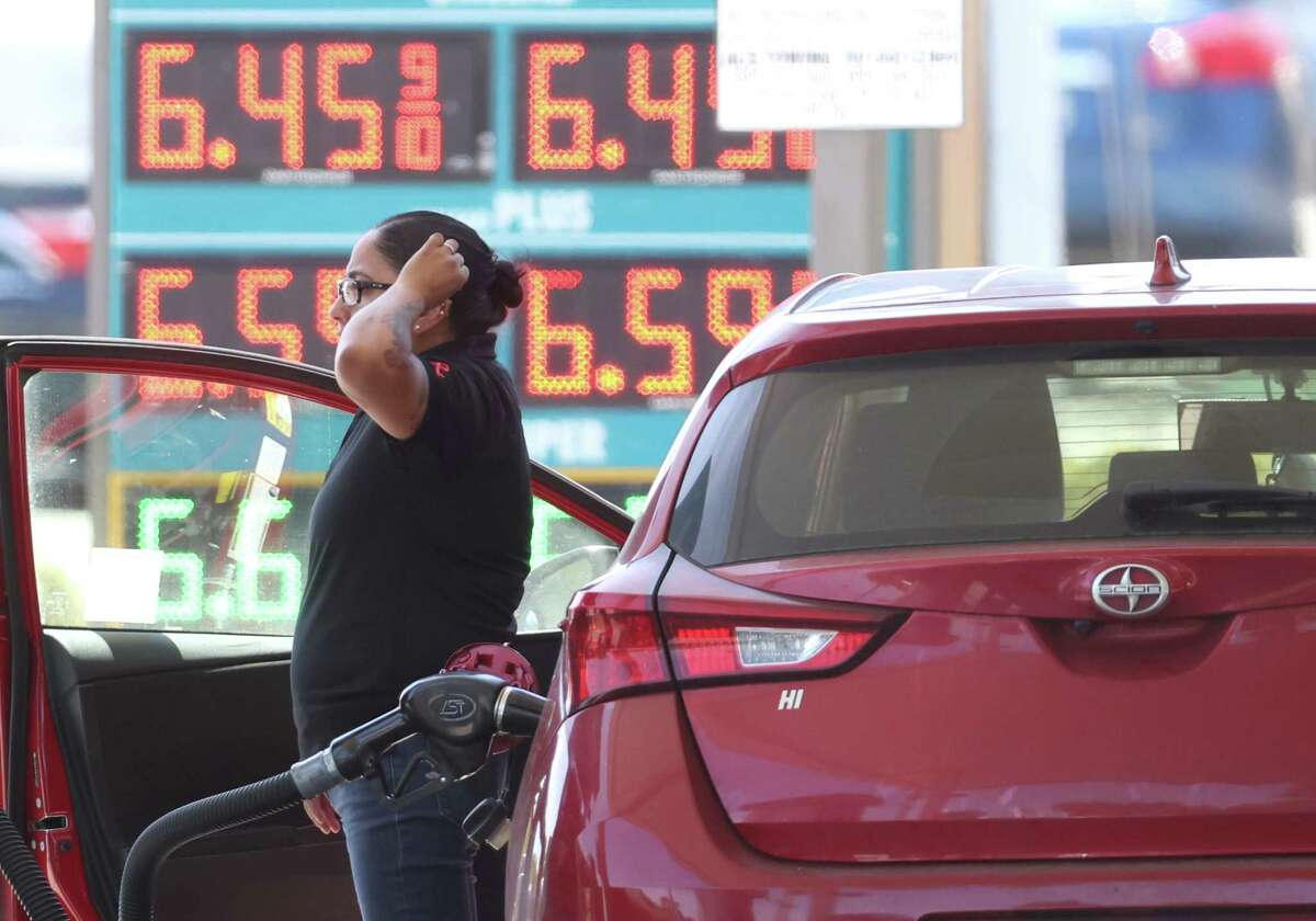 2022年5月，加州汽油价格首次超过每加仑6美元，一名顾客在佩塔卢马加油站加油。