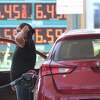 “加州- 5月18日:客户泵气体进入他们的汽车在加油站5月18日,加州2022年。天然气价格在加州已经超过每加仑6.00美元有史以来第一次。普通无铅汽油的平均价格每加仑在加州是6.05美元和6.29美元在旧金山湾地区。登录必赢亚洲
