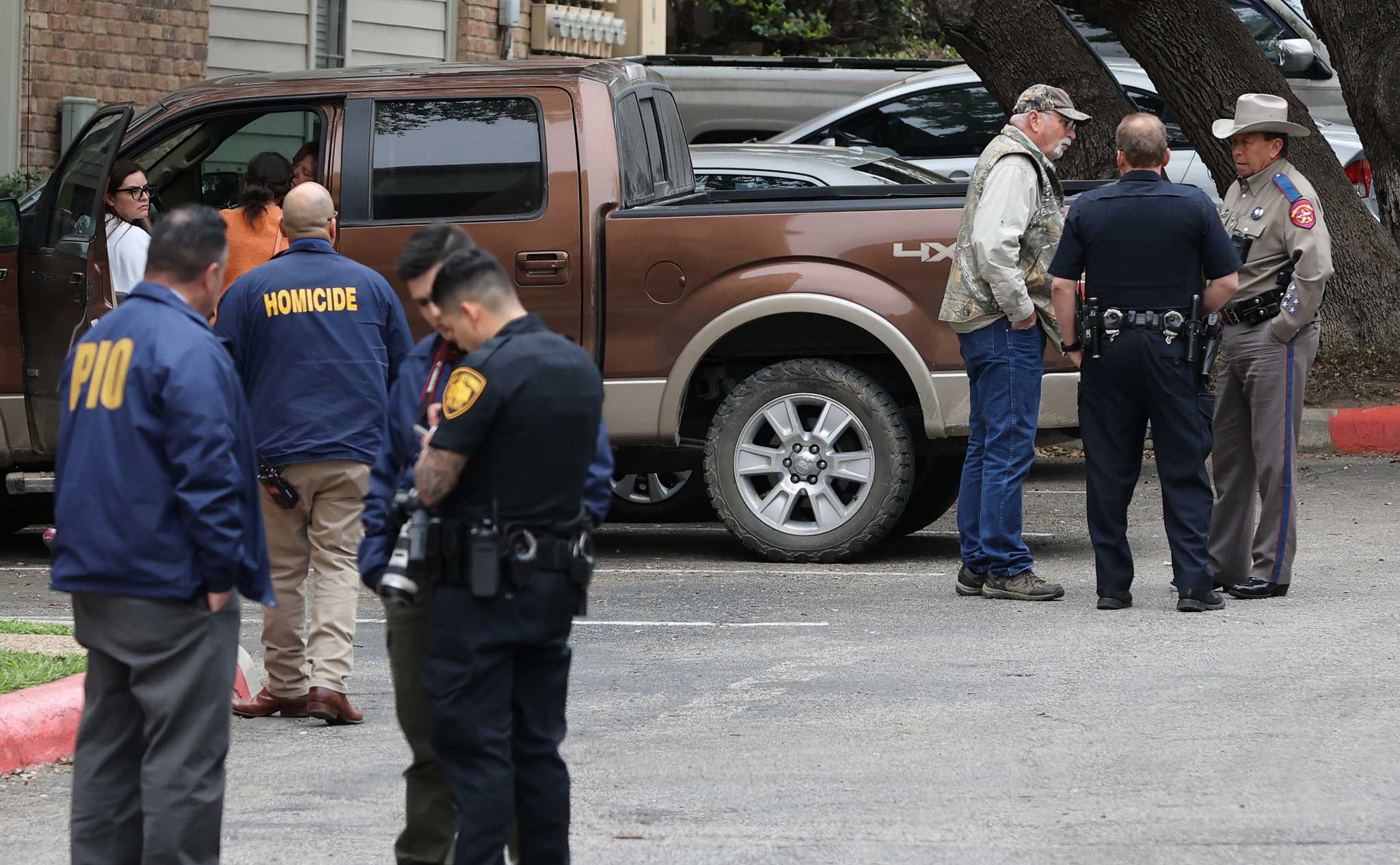 3 people found dead at Northside apartment in San Antonio