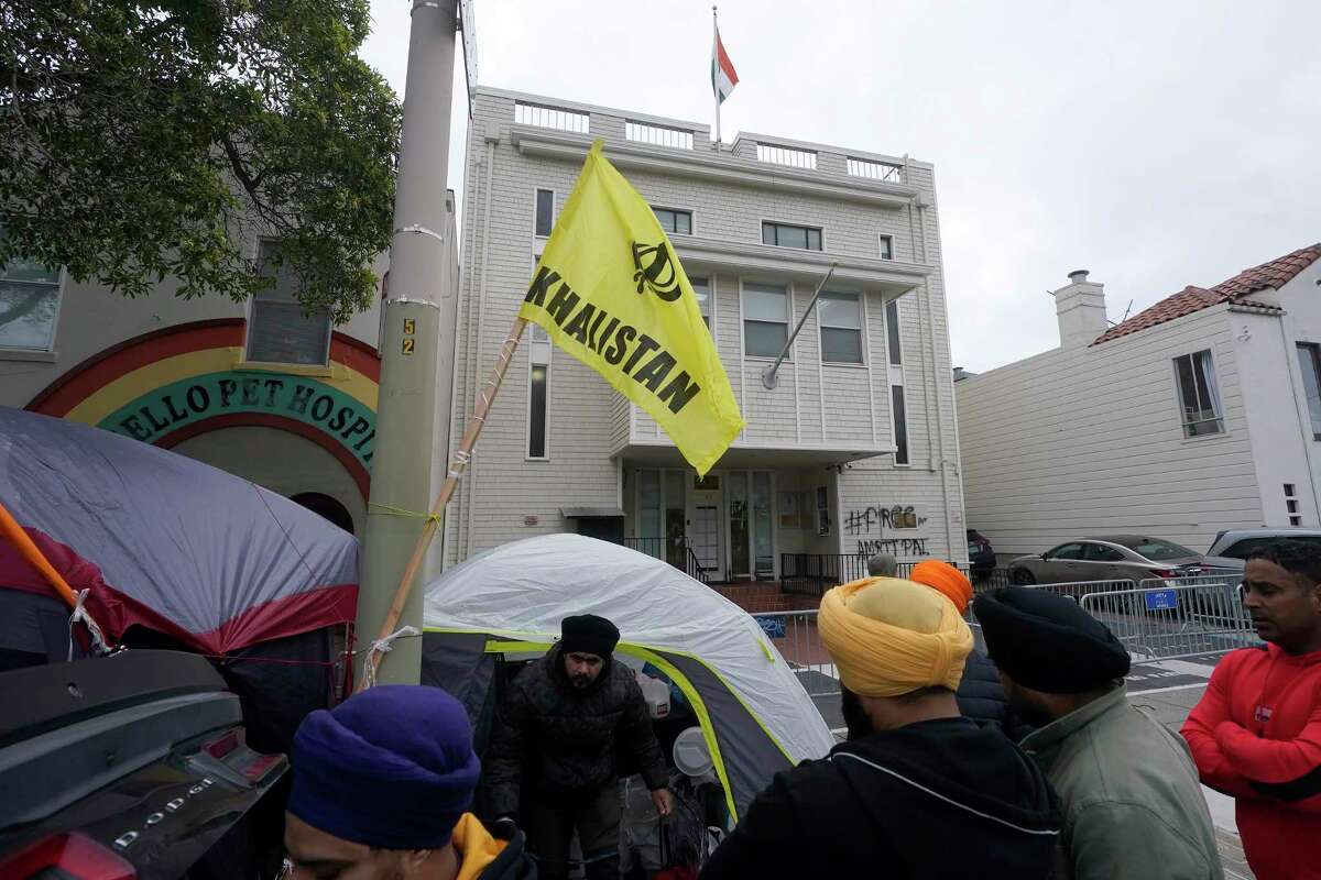 抗议者站在印度驻旧金山总领事馆门口。据称，示威者隶属于一个锡克教分离主义运动，该运动寻求建立一个新的家园或分裂国家，名为“哈利斯坦”。