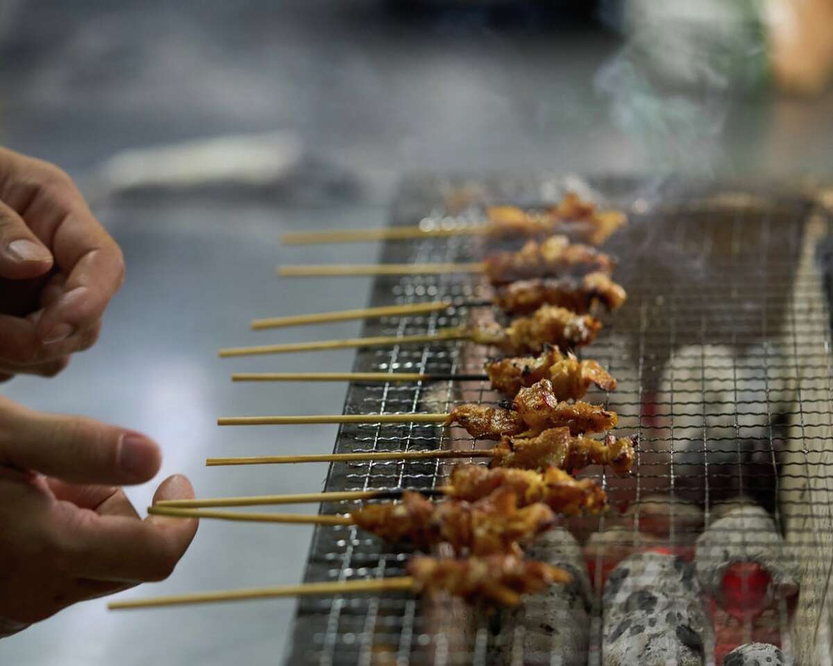 来自Good Meat的养殖鸡肉串，在新加坡销售，新加坡是第一个批准实验室培育肉类销售的国家。