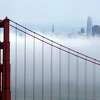 2022年8月17日，周三，大雾掠过金门大桥和旧金山的天际线。