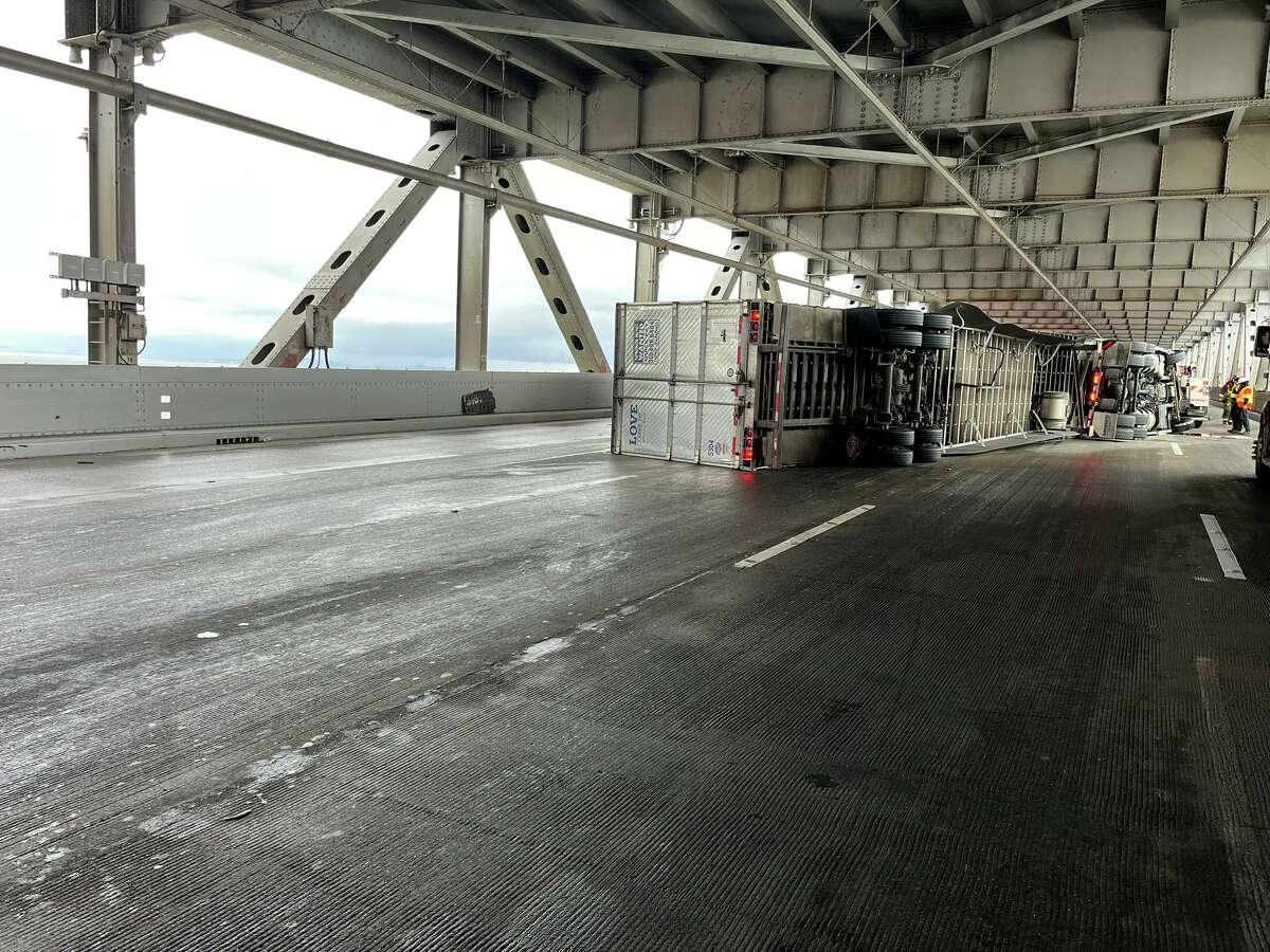 周二，一辆大型卡车在加州旧金山第一街以东翻车，海湾大桥的四条左车道将被封锁数小时。