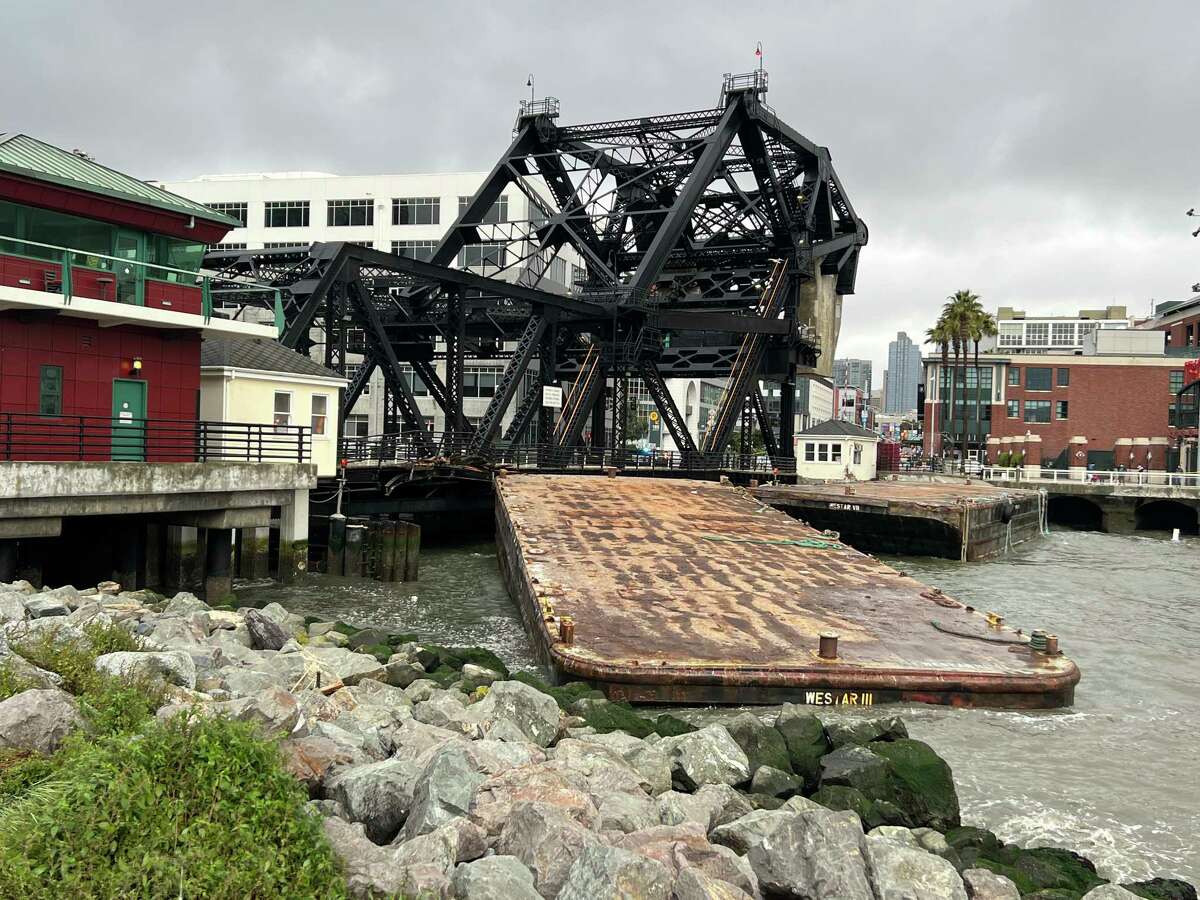 2023年3月21日星期二，在加利福尼亚州旧金山，三艘工业驳船松动并相撞后，两艘工业驳船漂浮在Lefty O 'Doul桥旁。