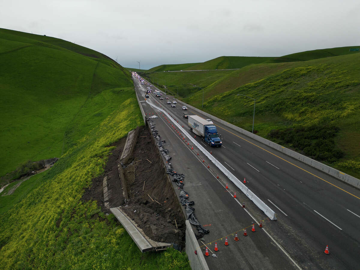 2023年3月21日星期二，在加州利弗莫尔，一堵挡土墙在大雨中倒塌后，北弗林路东部I-580东行的夜间交通拥堵。