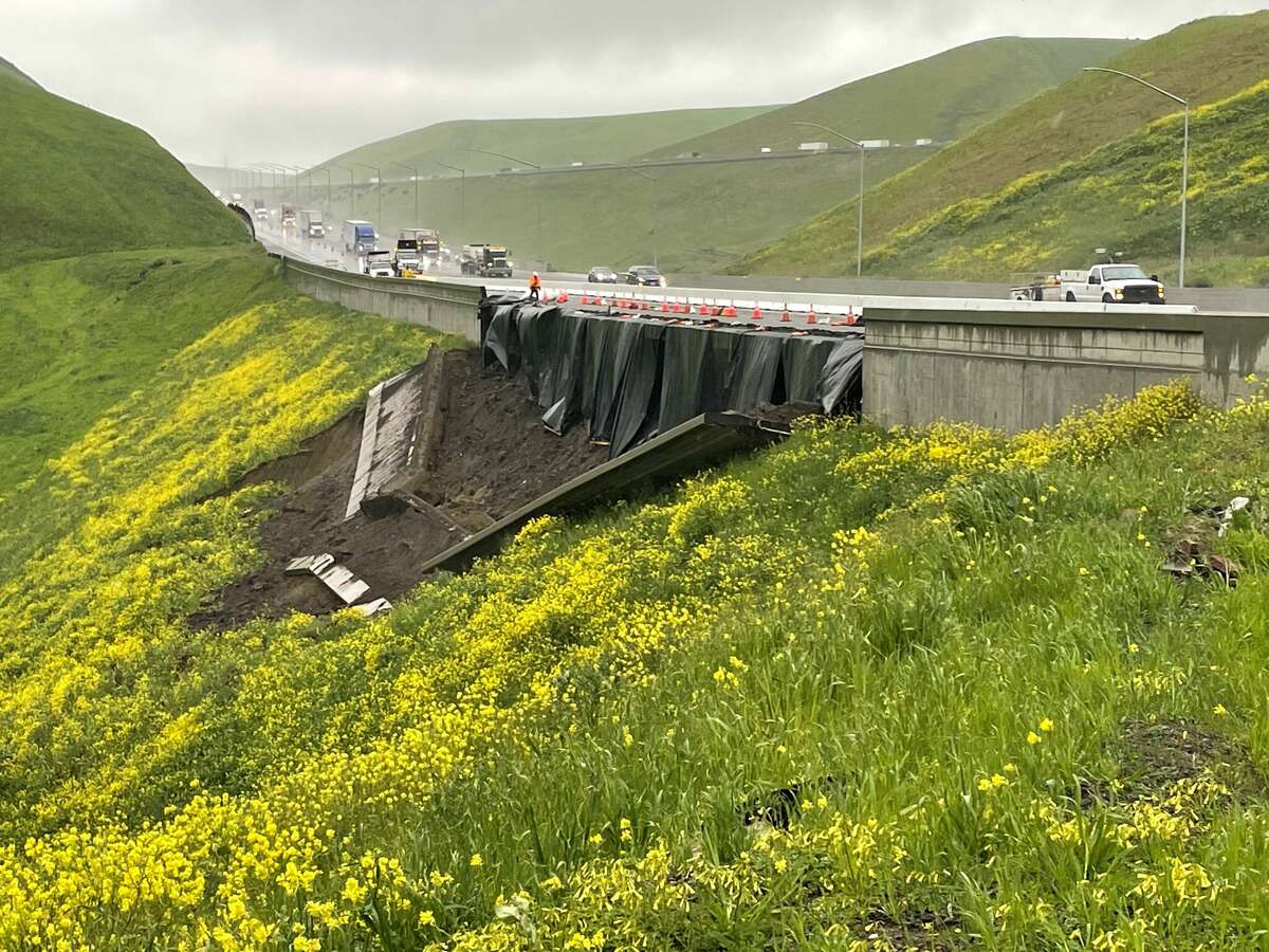 Retaining wall of Interstate 580 at Altamont Pass collapses down hill