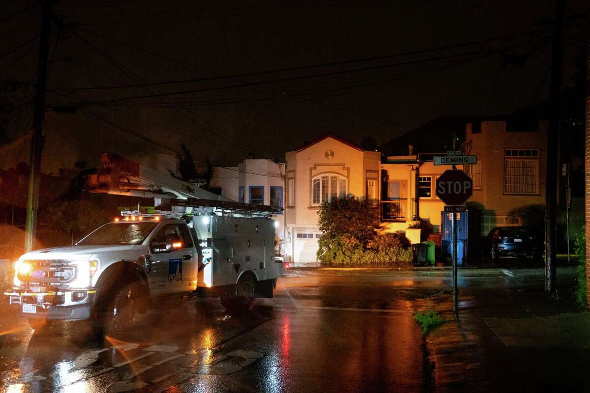 2023年3月21日星期二，加州旧金山，PG&E公司的工作人员在阿什伯里高地社区工作，由于强风和暴雨，当地家庭没有电力供应。